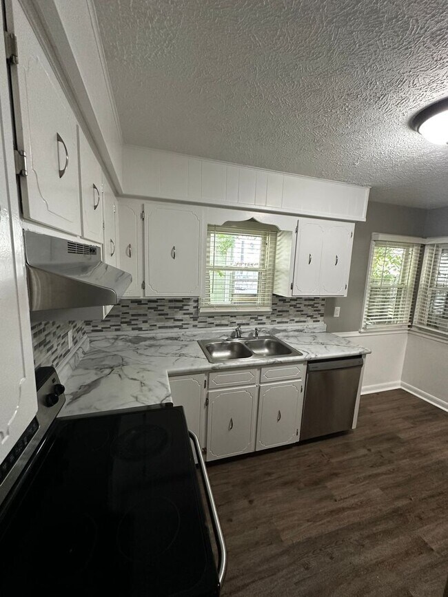 Building Photo - Beautiful home near Aksarben!