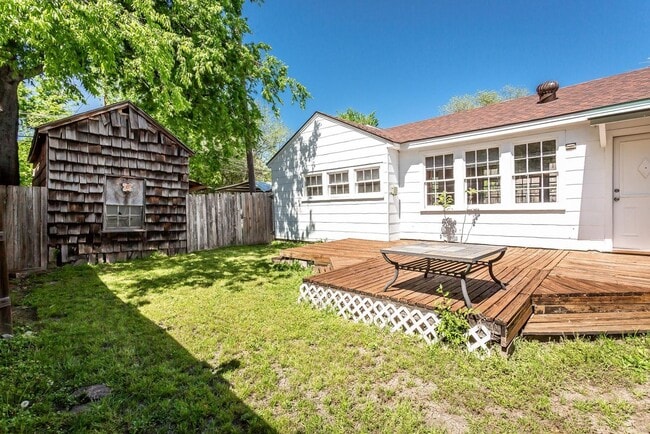 Building Photo - Charming 2-Bedroom, 1/5-Bath Home in Little Forest Hills