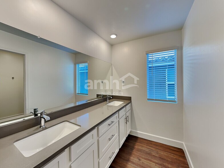 Building Photo - 6532 E Paseo Alga