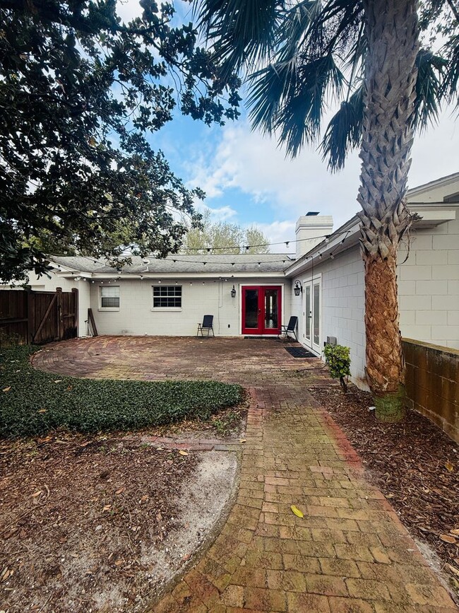 Building Photo - Beautifully Renovated 3-Bedroom Home in Wi...