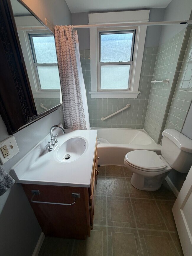Building Photo - 2532 E 23rd St
