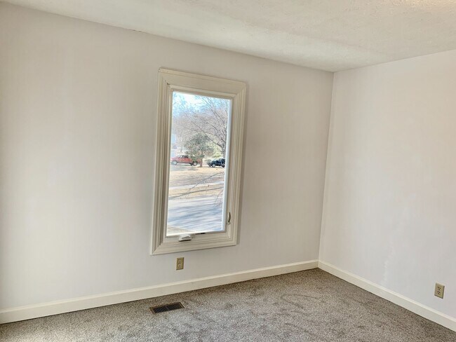 Building Photo - 3 Bedroom 2 bath TownHome