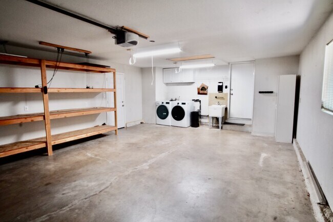 Building Photo - 2518 Loyola Dr