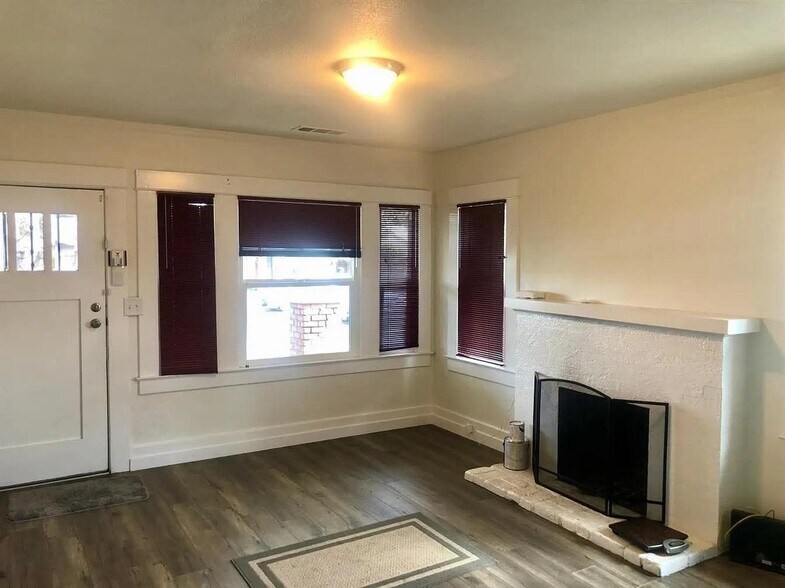 Building Photo - 1321 N Calaveras St
