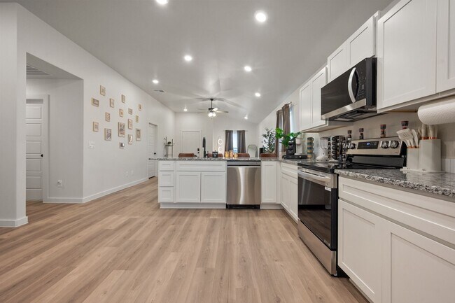 Building Photo - Modern 3BR Retreat Near TTU | Stylish Fully Furnished Home with Spacious Backyard