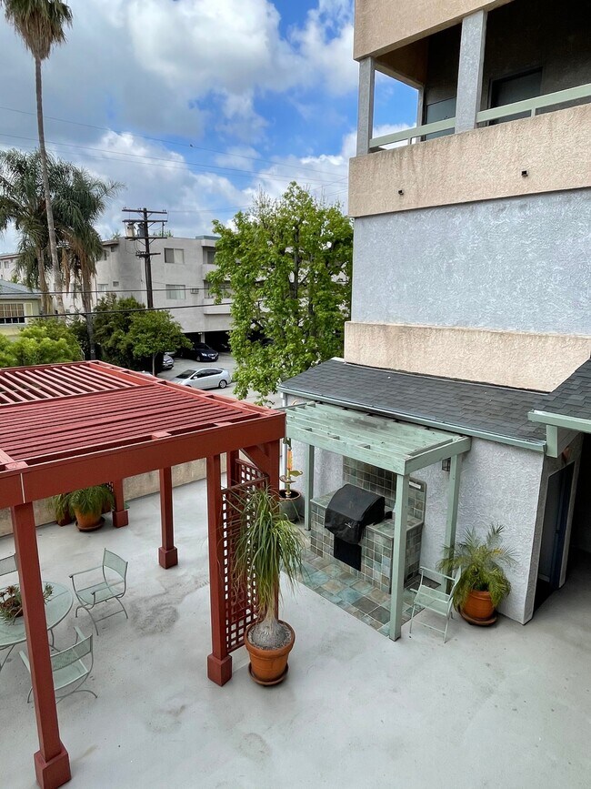 Building Photo - 11247 La Maida St