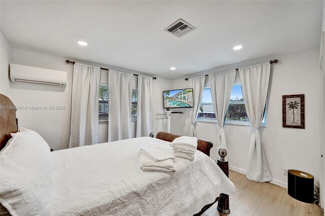 Building Photo - 2889 NE 35th St