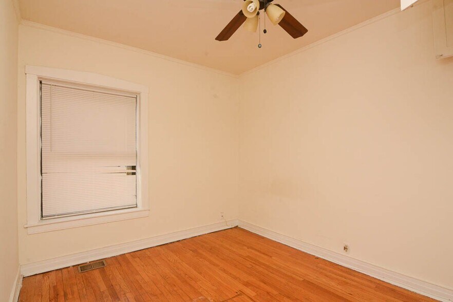 Building Photo - 834 W Waveland Ave