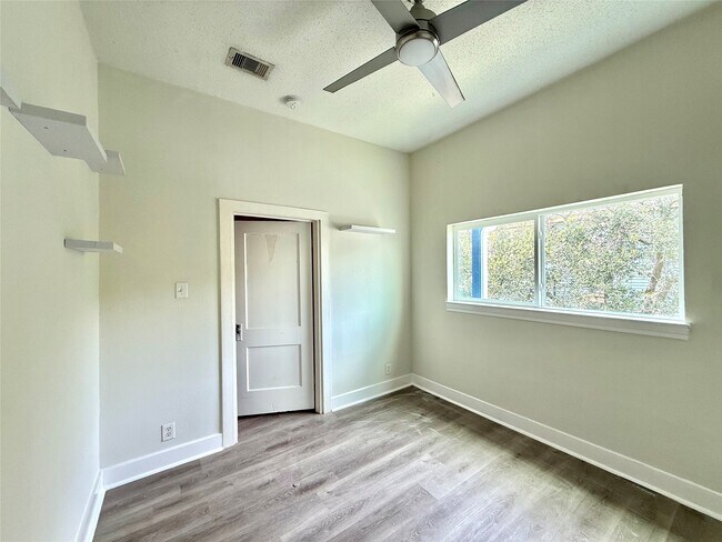 Building Photo - 805 10th St