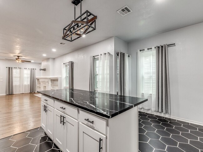 Building Photo - Charming home in Central Park Neighborhood...