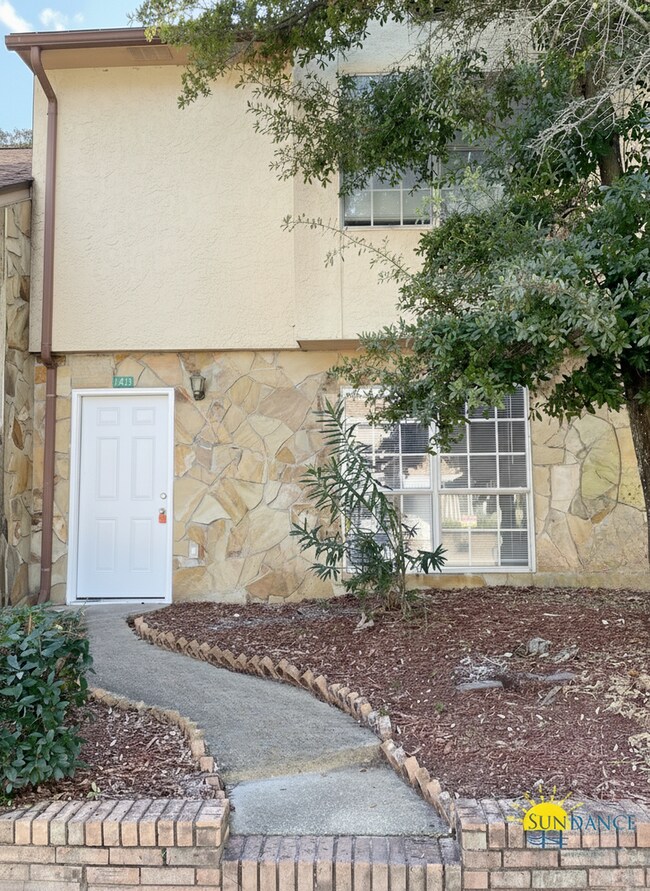 Primary Photo - Newly Renovated 2BR Townhouse in Fort Walt...