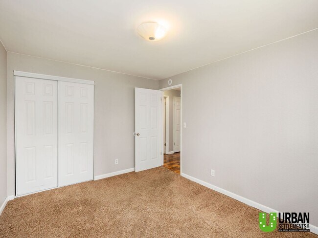 Building Photo - 4 bedroom 2 bath room house for rent in So...