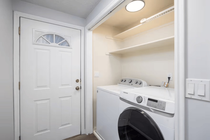 Building Photo - 9465 S Streatham Rd