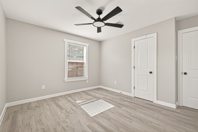 Building Photo - 10531 Royal Oaks Dr