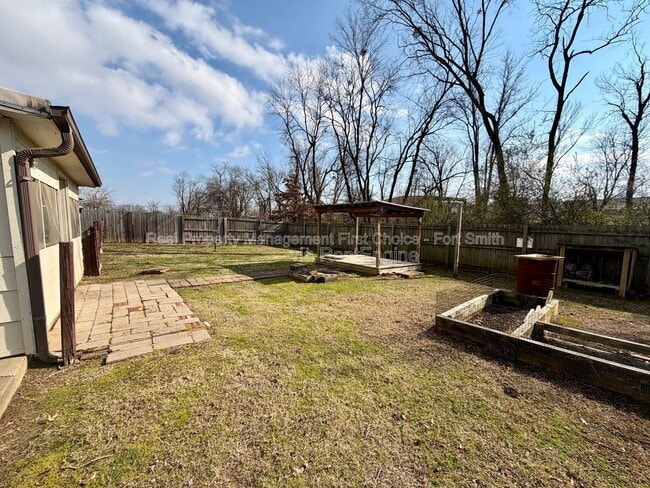 Building Photo - 904 Hillside Dr