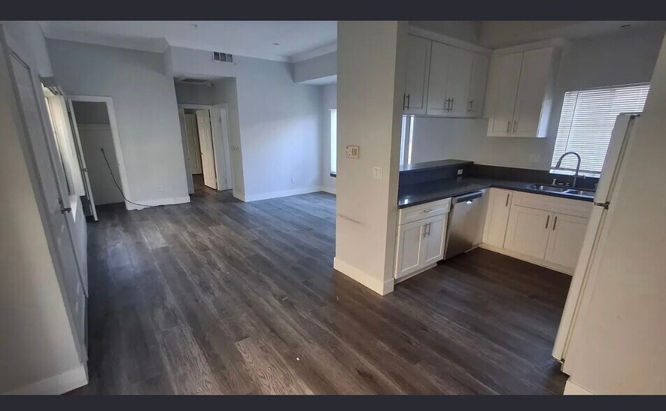 Building Photo - 4343 Ventura Canyon Ave