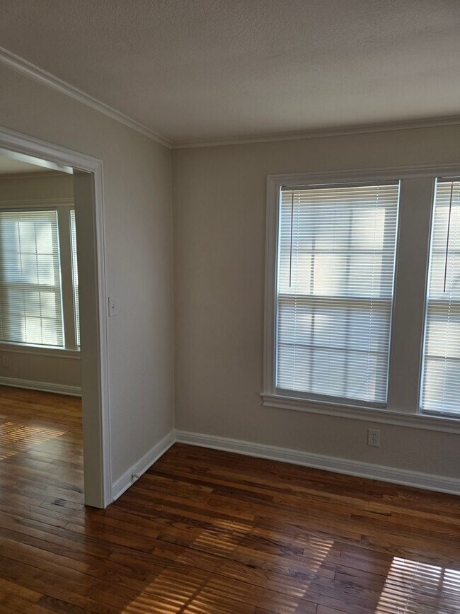 Building Photo - Broadmoor Historical  3 Bedroom 2 Bathroom