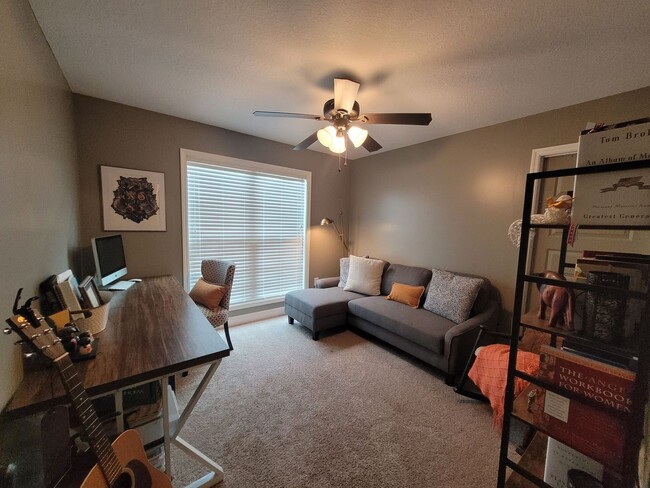 Building Photo - Beautiful 4BD/2BA Home with Screened Patio...