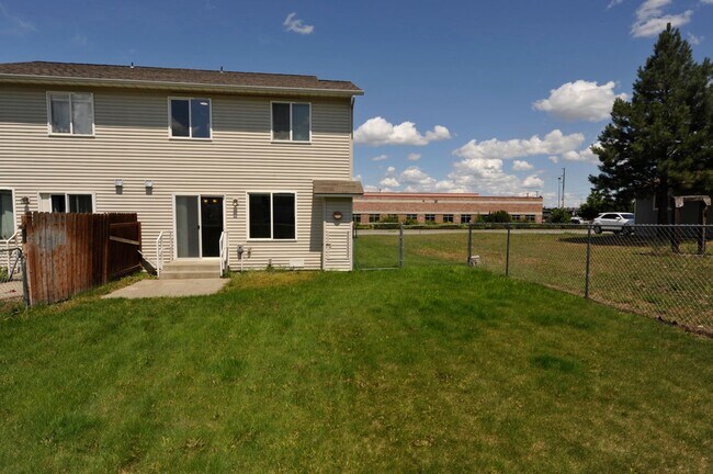 Building Photo - 3 bed 2 bath townhome