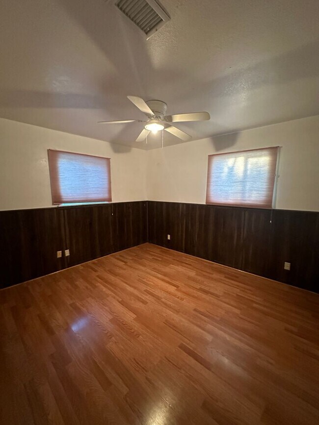 Building Photo - 1406 Saiz Ln
