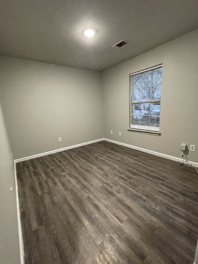 Building Photo - "Charming 3-Bed Home with Modern Touches & 2 Baths on Marion Street, Benton!"