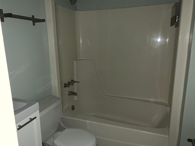 Building Photo - Rent Special! Half Month FREE!