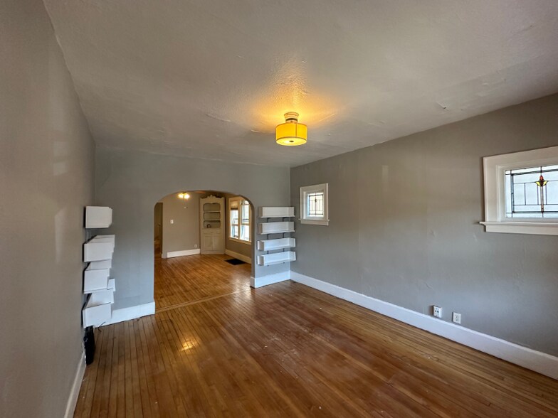Building Photo - 824 E Wright St