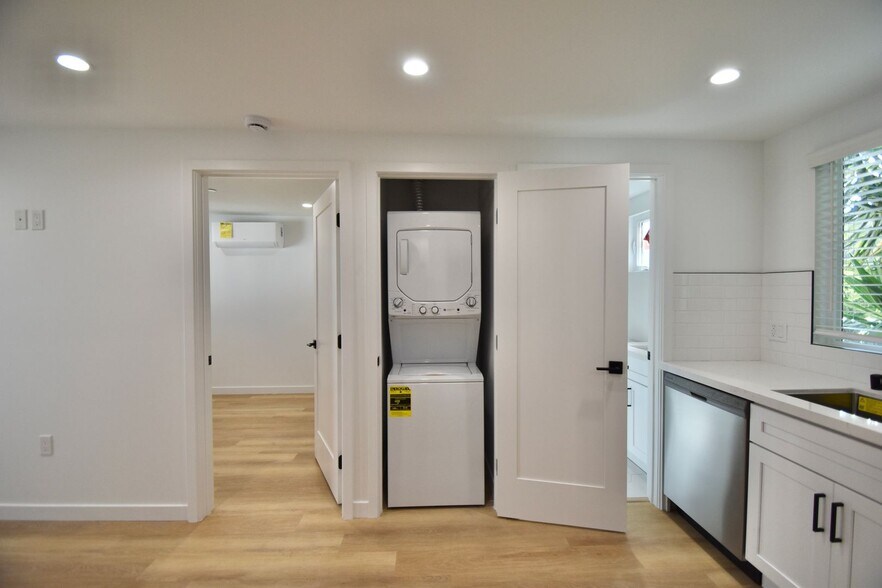 Building Photo - 14830 Dickens St