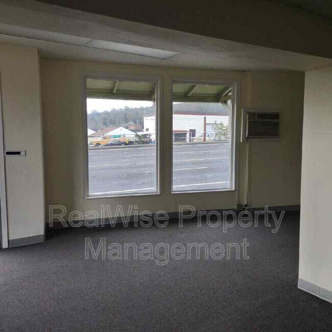 Building Photo - 131 SE Main St