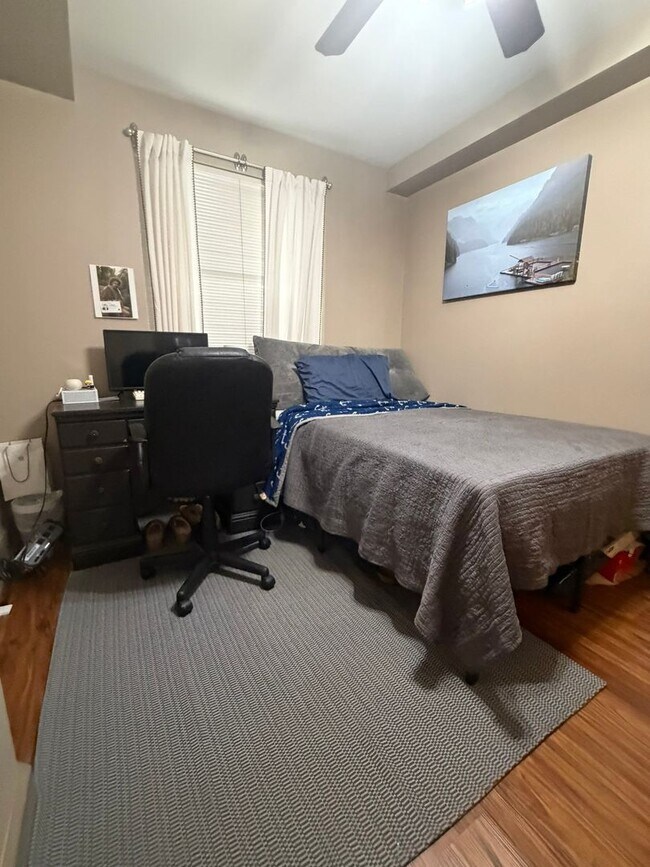 Building Photo - Available FALL 2026 @ $3600/Month! Beautiful 8th floor Lake Plaza unit ready for August 2026 Move...