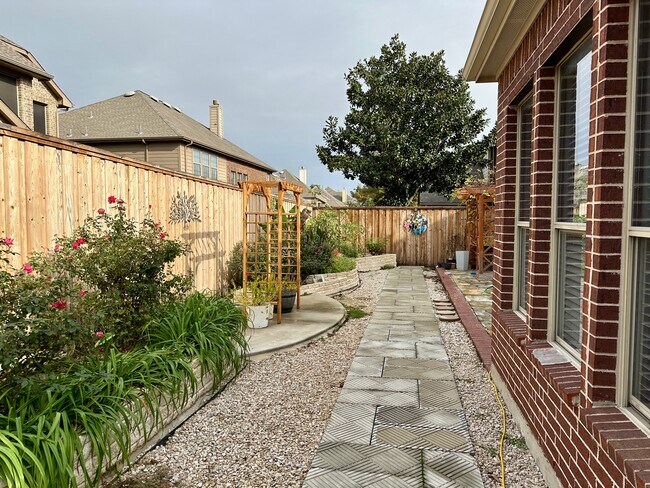 Building Photo - 928 Falcon Dr