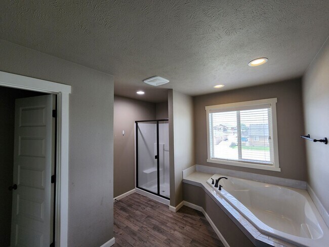 Building Photo - Beautiful West Pasco Home