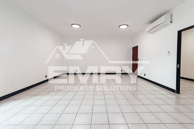 Building Photo - 942 S Gerhart Ave