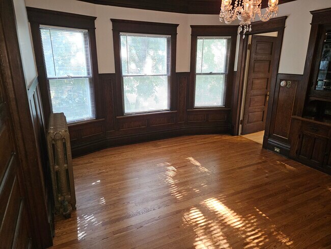 Building Photo - 1900 E Newberry Blvd