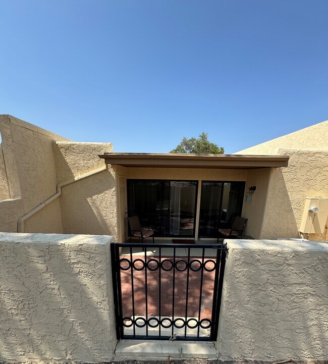 Building Photo - 650 E Camino Alteza