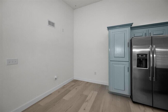 Building Photo - 3377 Crystal Ct E