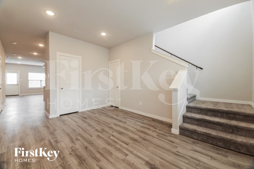 Building Photo - 607 Ava Trl