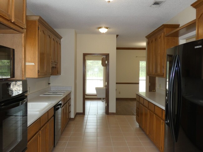 Building Photo - Custom Home On 1.78 Acre Lot