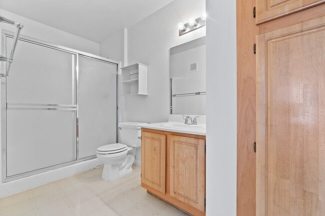 Building Photo - Beautiful 2 Bedroom Condo with Community P...