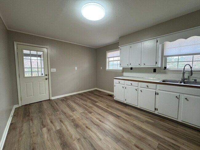 Building Photo - Private 3/2 Country House- $1,595