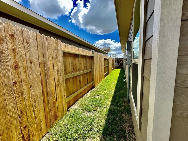 Building Photo - 9844 Grosbeak Ln