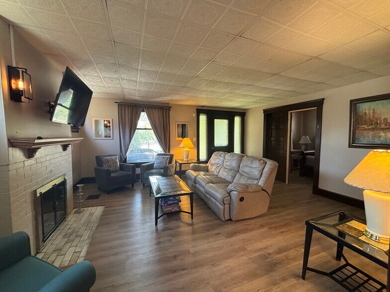 Building Photo - 1483 E 118th St