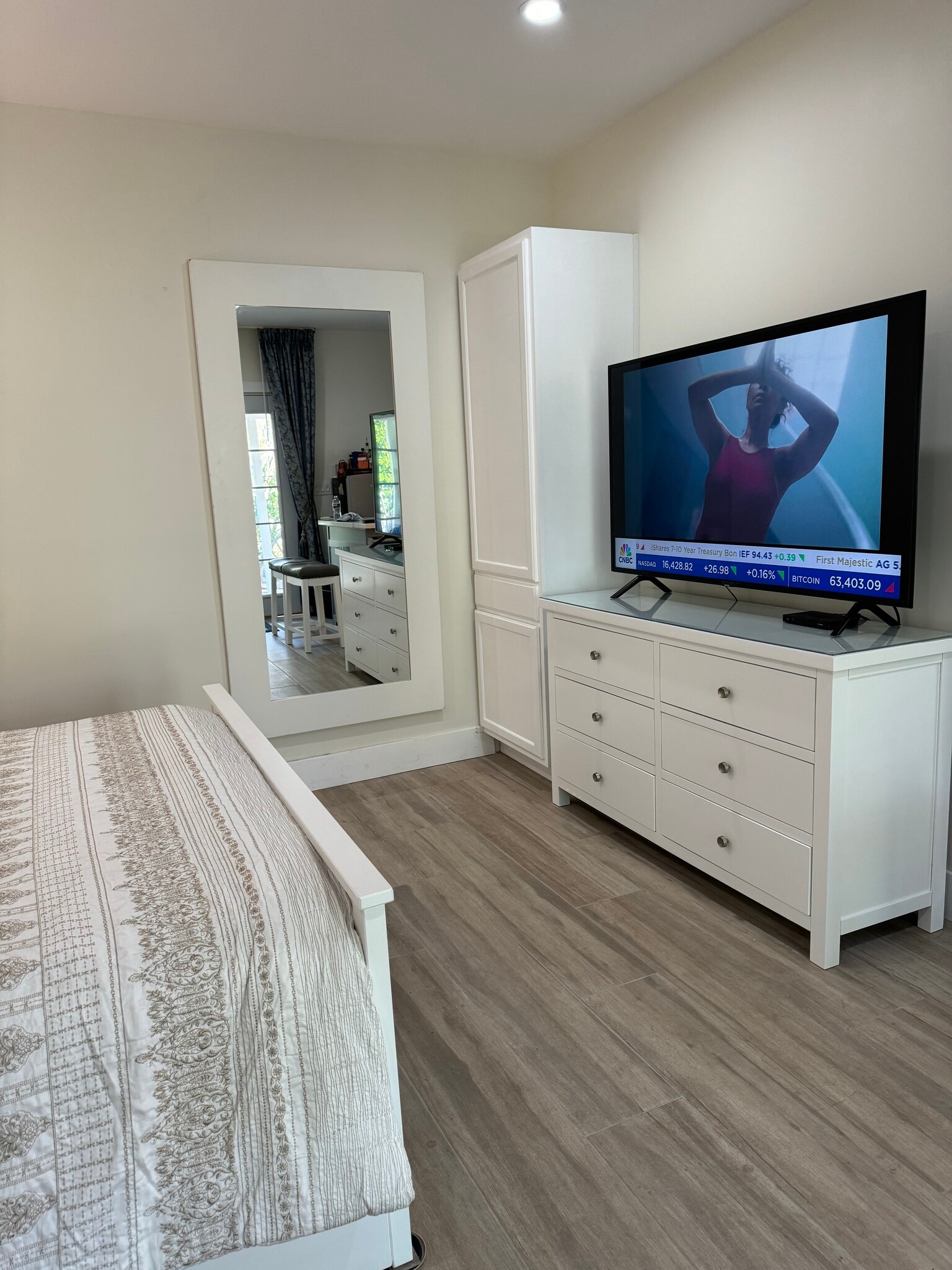 Smart TV. - 4420 W 63rd St