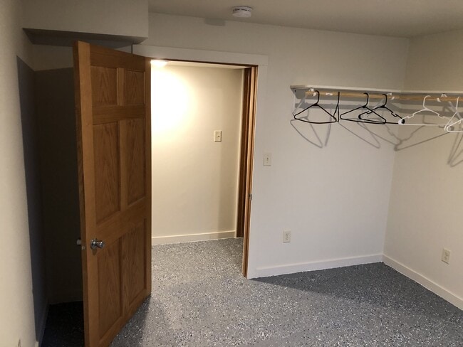 Building Photo - Huge 5 Bed 2 Bath home near UWEC with big ...