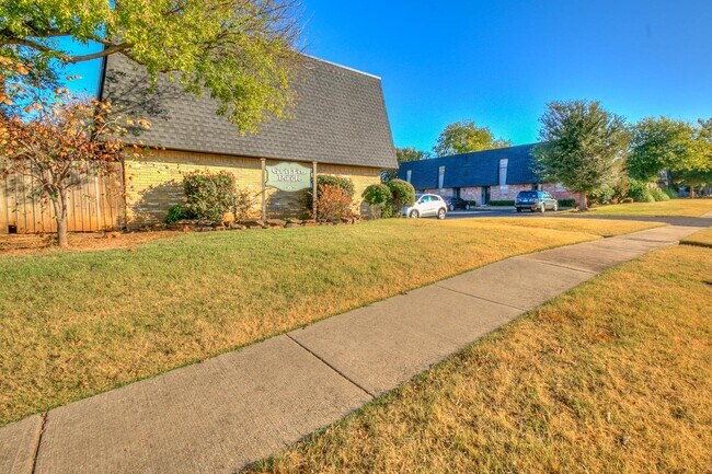 Building Photo - 1229 Lakecrest Dr