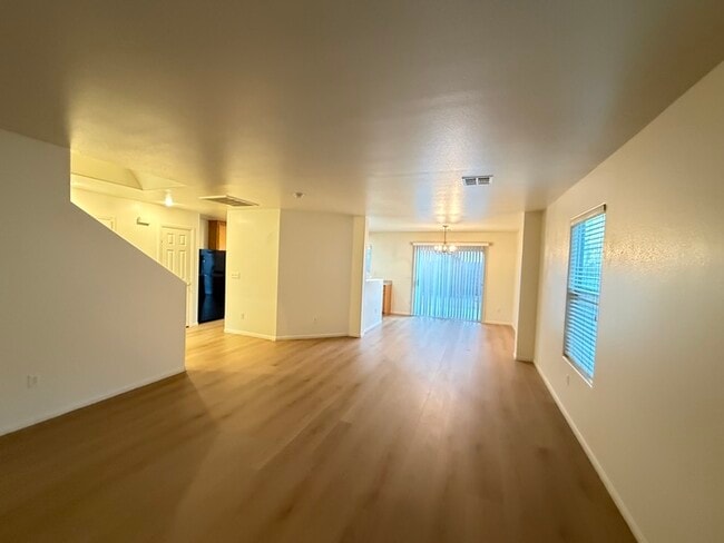 Building Photo - Carry Over Showing: This property has been shown before and will be rented to the first most qual...