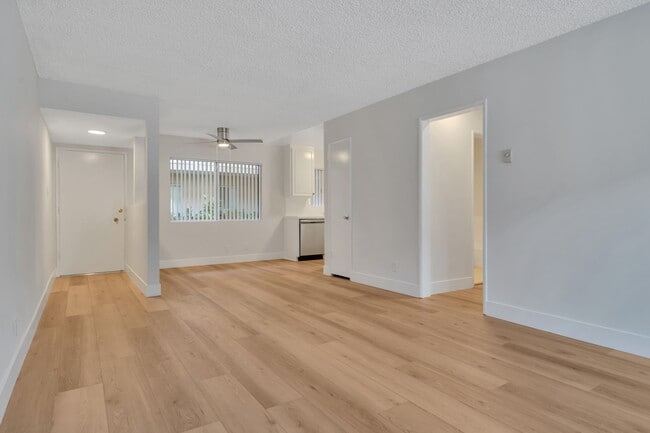 Spacious living room - Oakhurst Apartment's