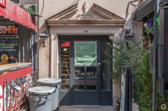 Entrance - 143 Montague St