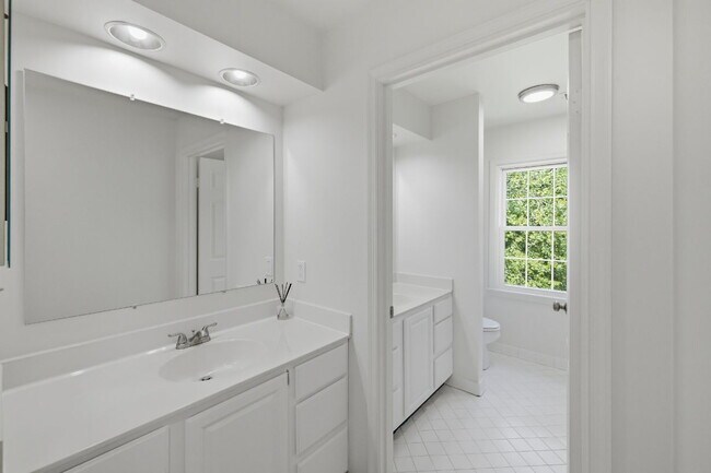 Building Photo - Spacious 5-Bedroom Colonial with Walk-Out Basement in Sought-After Stonebridge