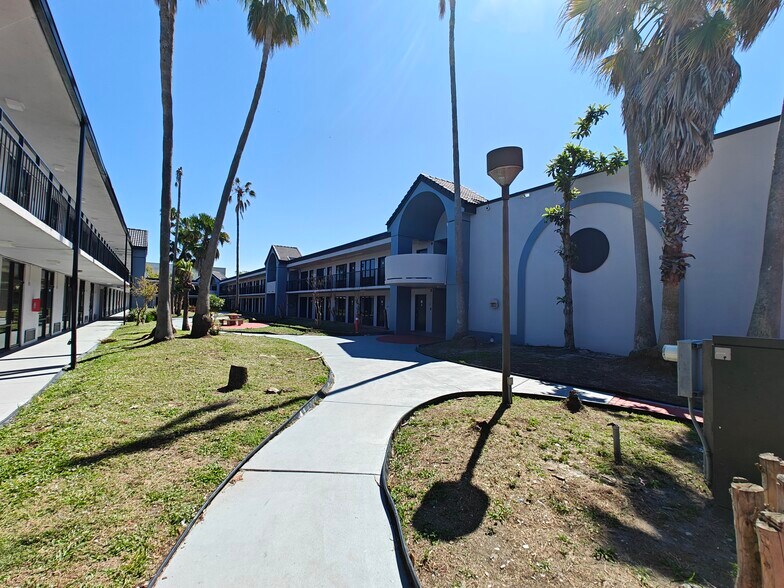 Building Photo - 8421 S Orange Blossom Trl